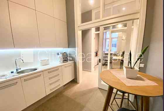 Фасадный дом, реновированный дом, вход с улицы, окна выходят в обе стороны дома, Рига