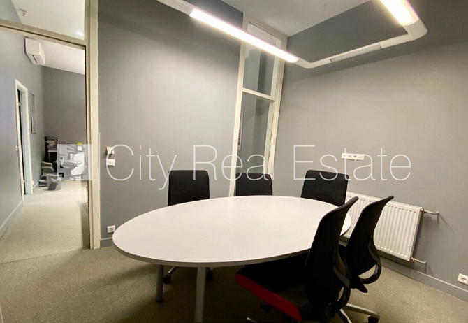 Фасадный дом, реновированный дом, вход с улицы, окна выходят в обе стороны дома, Рига - изображение 8