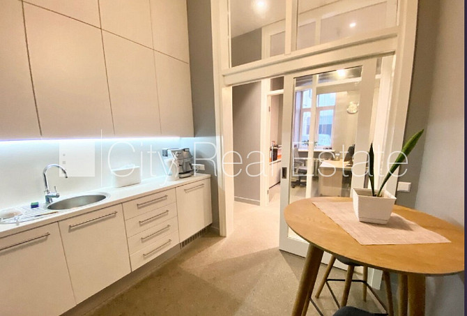 Фасадный дом, реновированный дом, вход с улицы, окна выходят в обе стороны дома, Рига - изображение 6