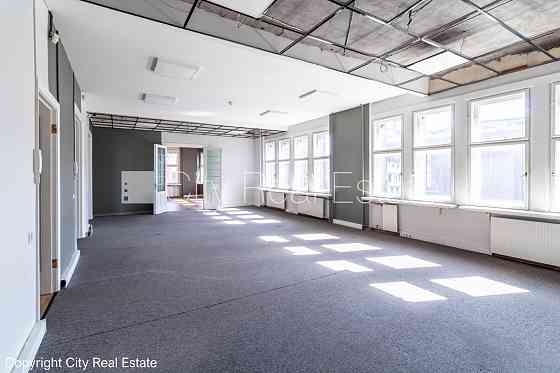 Фасадный дом, вход с улицы, лифт, окна выходят во двор, окна выходят на улицу, Рига