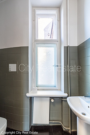 Фасадный дом, вход с улицы, лифт, окна выходят во двор, окна выходят на улицу, Рига - изображение 16