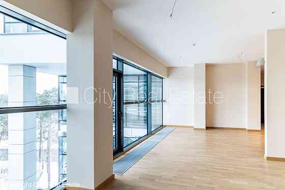 Земля в собственности, новостройка, монолитные бетонные стены, зеленая Юрмала