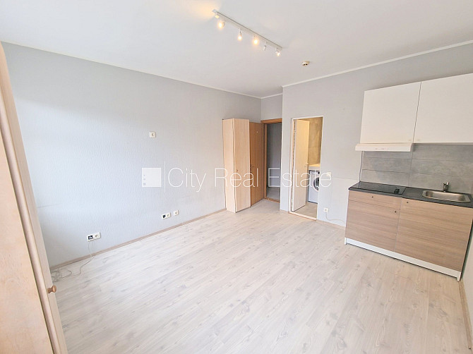 Fasādes māja, renovēta māja, slēgts pagalms, ieeja no pagalma, kāpņu telpa pēc kapitālā Rīga - foto 7