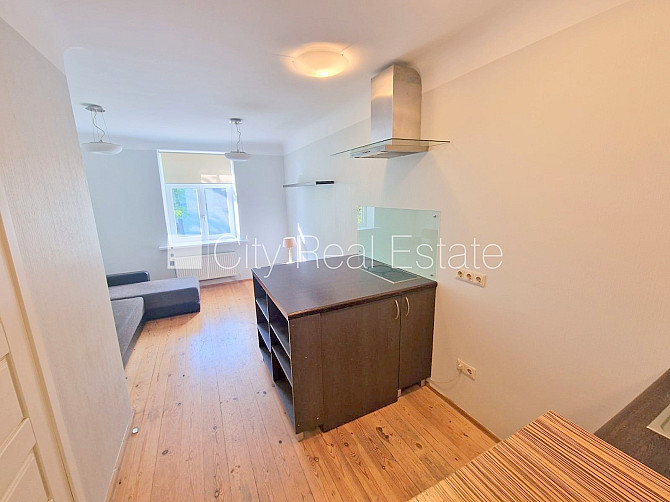 Фасадный дом, закрытый двор, возможность аренды парковки, вход с улицы и со двора, Рига - изображение 3