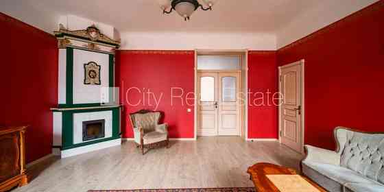 Здание во дворе, кирпичные стены, фасад с декоративной штукатуркой, Рига