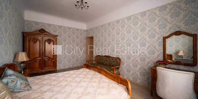 Здание во дворе, кирпичные стены, фасад с декоративной штукатуркой, Рига - изображение 4