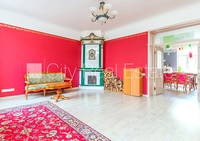 Здание во дворе, кирпичные стены, фасад с декоративной штукатуркой, Рига - изображение 1