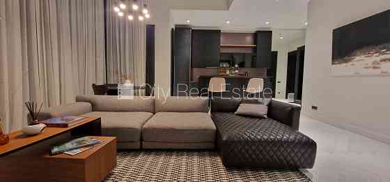 Новостройка, фасадный дом, зеленая территория, благоустроенная озеленённая Юрмала