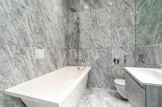 Новостройка, закрытый двор, вход со двора, лифт, балкон 1,80 м2, окна выходят во двор, Рига - изображение 5