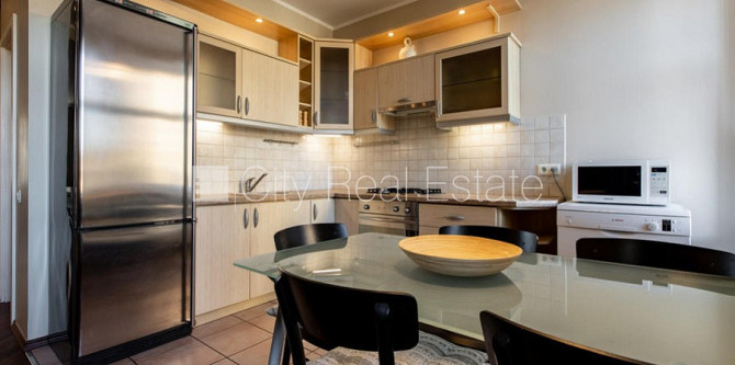 Реставрированный дом, территория обнесена забором, терасса, широкий вид из окна, Рига - изображение 2