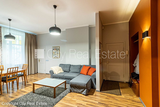 Дом во дворе, реновированный дом, апартаменты люкс, балкон, окна выходят в обе Рига - изображение 4