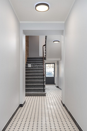 Fasādes māja, renovēta māja, labiekārtots apzaļumots pagalms, slēgta teritorija, iespēja Rīga - foto 14