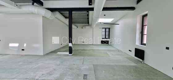 Новостройка, здание во дворе, благоустроенный озеленённый двор, вход с улицы, Рига