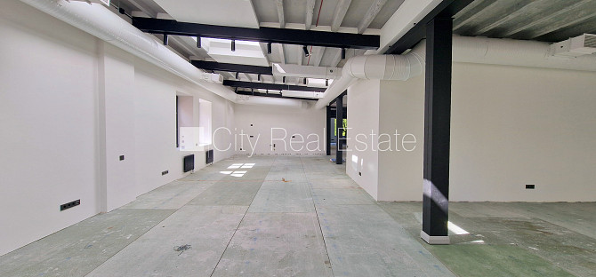 Новостройка, здание во дворе, благоустроенный озеленённый двор, вход с улицы, Рига - изображение 6