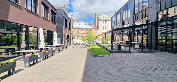 Новостройка, здание во дворе, благоустроенный озеленённый двор, вход с улицы, Рига - изображение 16