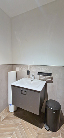 Новостройка, здание во дворе, благоустроенный озеленённый двор, вход с улицы, Рига - изображение 14