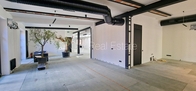 Новостройка, здание во дворе, благоустроенный озеленённый двор, вход с улицы, Рига - изображение 13