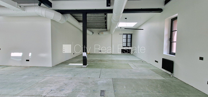 Новостройка, здание во дворе, благоустроенный озеленённый двор, вход с улицы, Рига - изображение 4