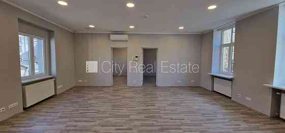 Дом во дворе, реновированный дом, благоустроенная озеленённая территория, Рига