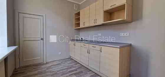 Дом во дворе, реновированный дом, благоустроенная озеленённая территория, Рига