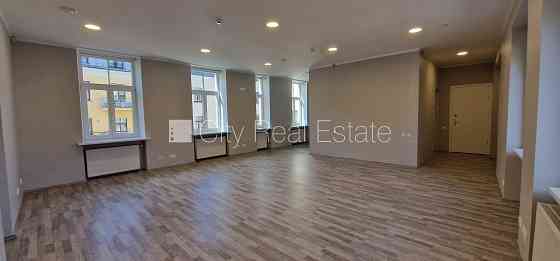 Дом во дворе, реновированный дом, благоустроенная озеленённая территория, Рига