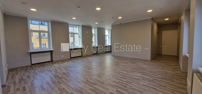 Дом во дворе, реновированный дом, благоустроенная озеленённая территория, Рига - изображение 5