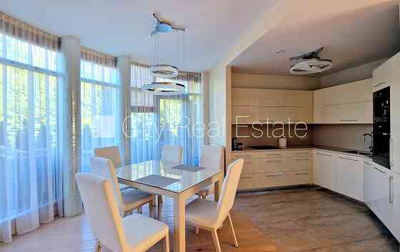 Земля в собственности, новостройка, монолитные бетонные стены, на подвальном Юрмала