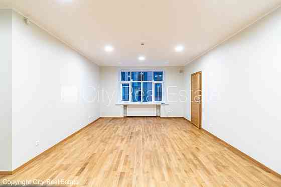 Здание во дворе, реновированный дом, благоустроенный озеленённый двор, закрытый Рига