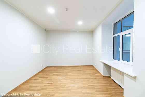 Здание во дворе, реновированный дом, благоустроенный озеленённый двор, закрытый Рига