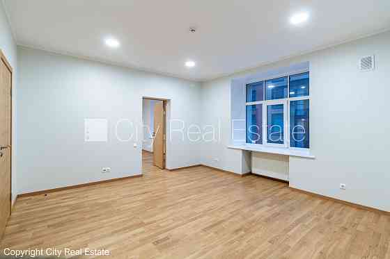 Здание во дворе, реновированный дом, благоустроенный озеленённый двор, закрытый Рига