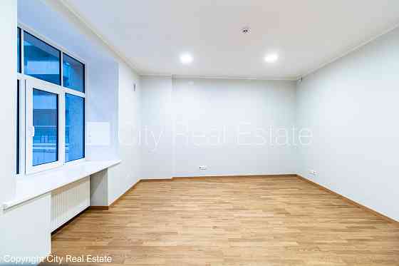 Здание во дворе, реновированный дом, благоустроенный озеленённый двор, закрытый Рига