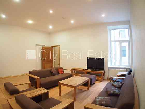 Здание во дворе, закрытый двор, платная стоянка, вход со двора, окна выходят в обе Рига