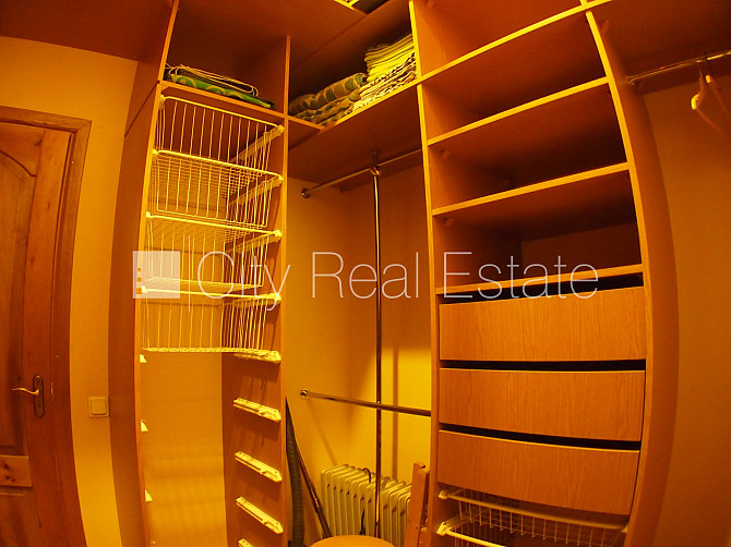 Здание во дворе, закрытый двор, платная стоянка, вход со двора, окна выходят в обе Рига - изображение 18