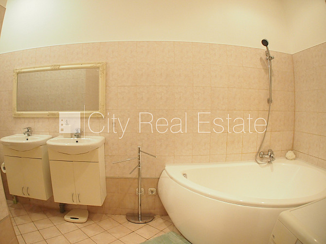 Здание во дворе, закрытый двор, платная стоянка, вход со двора, окна выходят в обе Рига - изображение 15