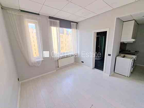 Фасадный дом, реновированный дом, вход с улицы, лифт, лестничная клетка после Рига