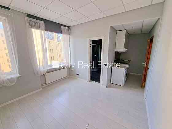 Фасадный дом, реновированный дом, вход с улицы, лифт, лестничная клетка после Рига