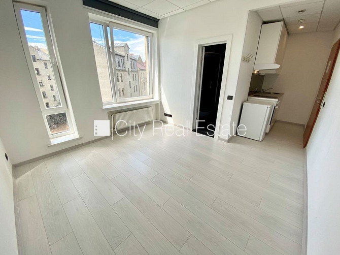 Фасадный дом, реновированный дом, вход с улицы, лифт, лестничная клетка после Рига - изображение 1