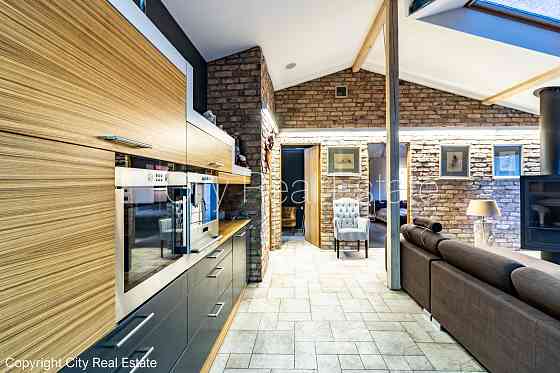 Фасадный дом, реновированный дом, вход с улицы, лифт, терасса, окна выходят в обе Рига