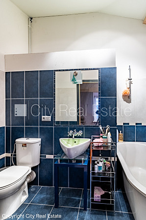 Фасадный дом, реновированный дом, вход с улицы, лифт, терасса, окна выходят в обе Рига - изображение 16