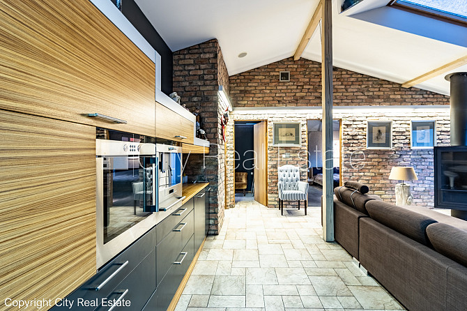 Фасадный дом, реновированный дом, вход с улицы, лифт, терасса, окна выходят в обе Рига - изображение 3