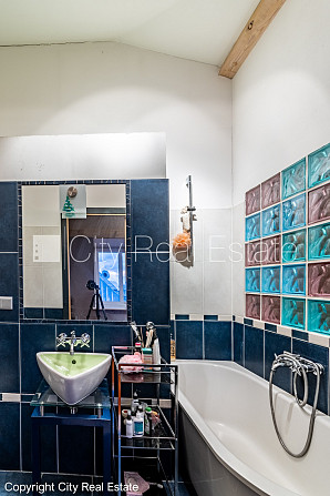 Фасадный дом, реновированный дом, вход с улицы, лифт, терасса, окна выходят в обе Рига - изображение 17