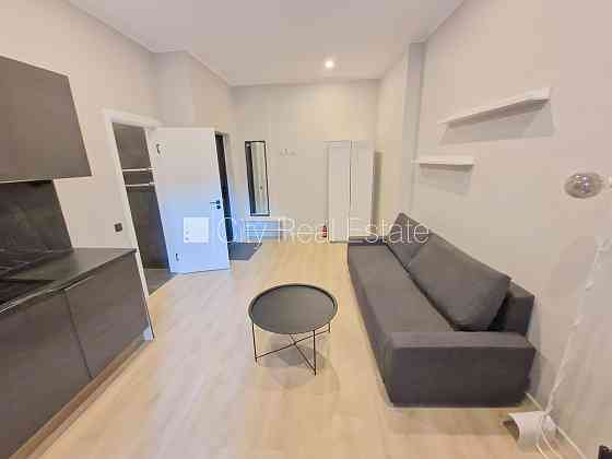 Фасадный дом, реновированный дом, закрытый двор, вход с улицы и со двора, лифт, Рига