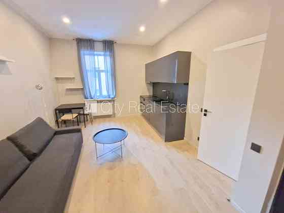 Фасадный дом, реновированный дом, закрытый двор, вход с улицы и со двора, лифт, Рига