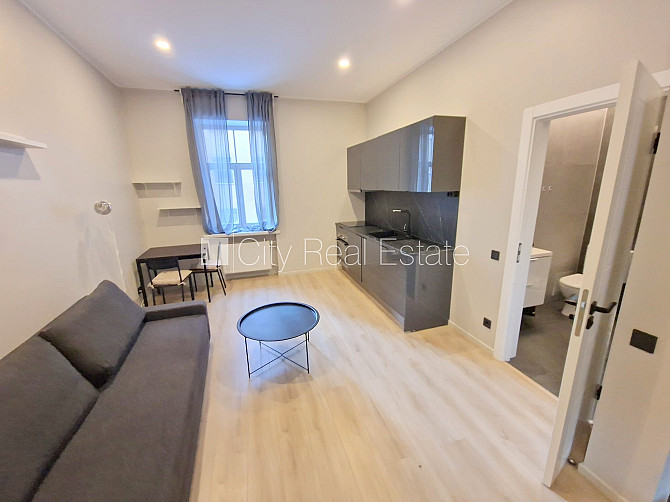 Фасадный дом, реновированный дом, закрытый двор, вход с улицы и со двора, лифт, Рига - изображение 1