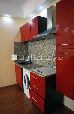 Здание во дворе, реновированный дом, закрытый двор, объект охраняет физическая Рига - изображение 6