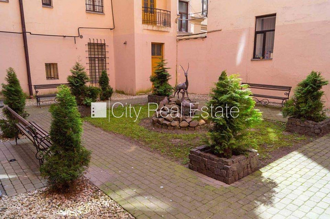 Здание во дворе, реновированный дом, закрытый двор, объект охраняет физическая Рига - изображение 20