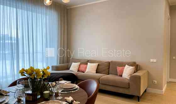 Новостройка, благоустроенная озеленённая территория, место для машины, Rīga