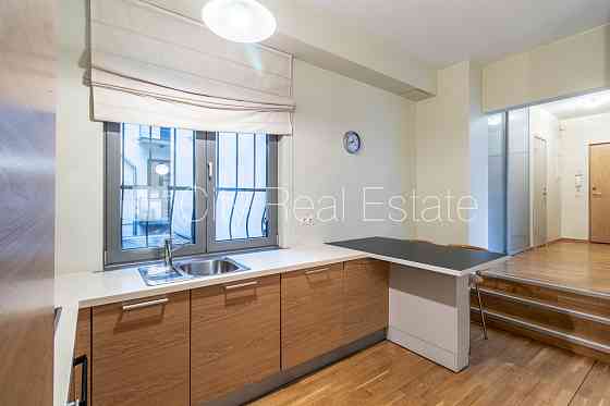 Проект - Kalpaka Residence, реновированный дом, территория обнесена забором, вход с улицы, Rīga