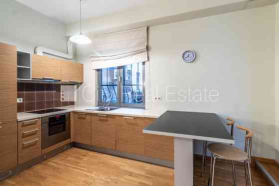 Проект - Kalpaka Residence, реновированный дом, территория обнесена забором, вход с улицы, Rīga