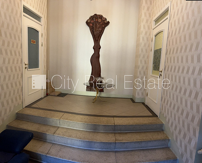 Jaunceltne, fasādes māja, slēgts pagalms, vieta vairākām automašīnām, ieeja no ielas, logi Rīga - foto 10